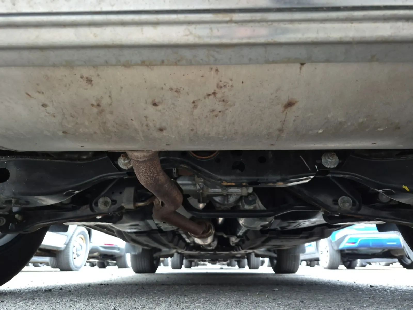 Undercarriage - Rear Photo