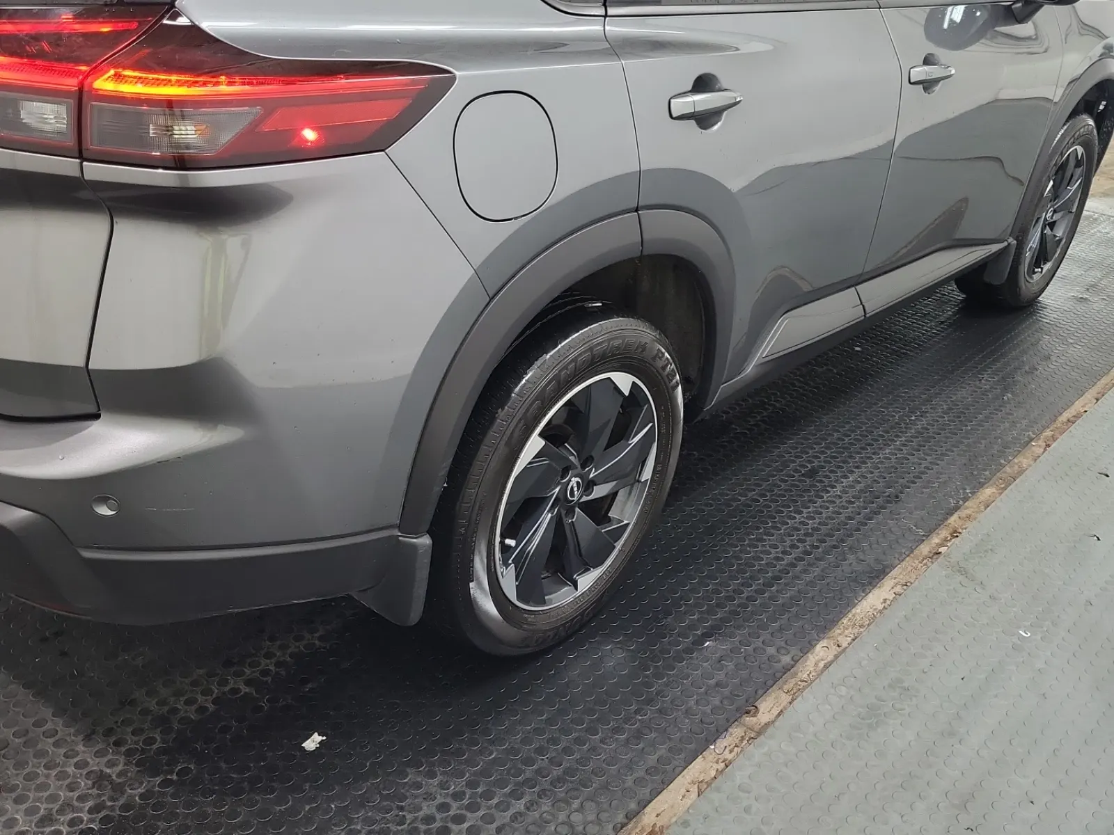 Right Rear Wheel/Tire Photo