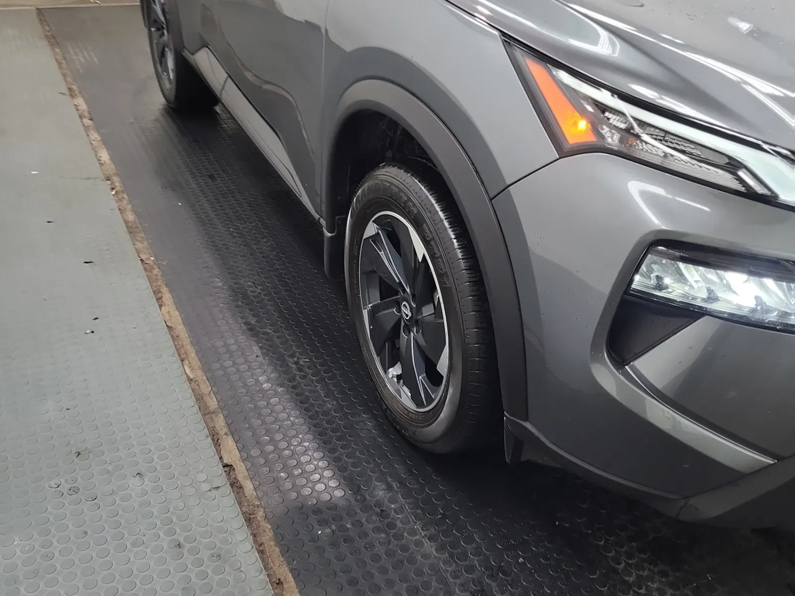 Right Front Wheel/Tire Photo