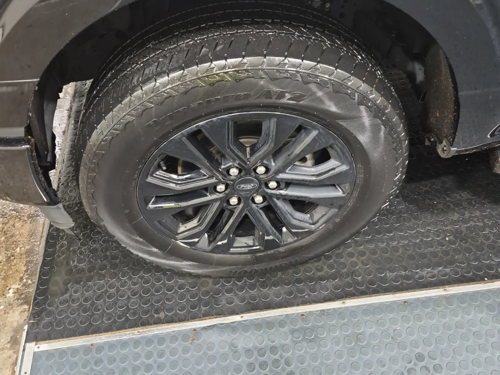 Front driver wheel/tire photo