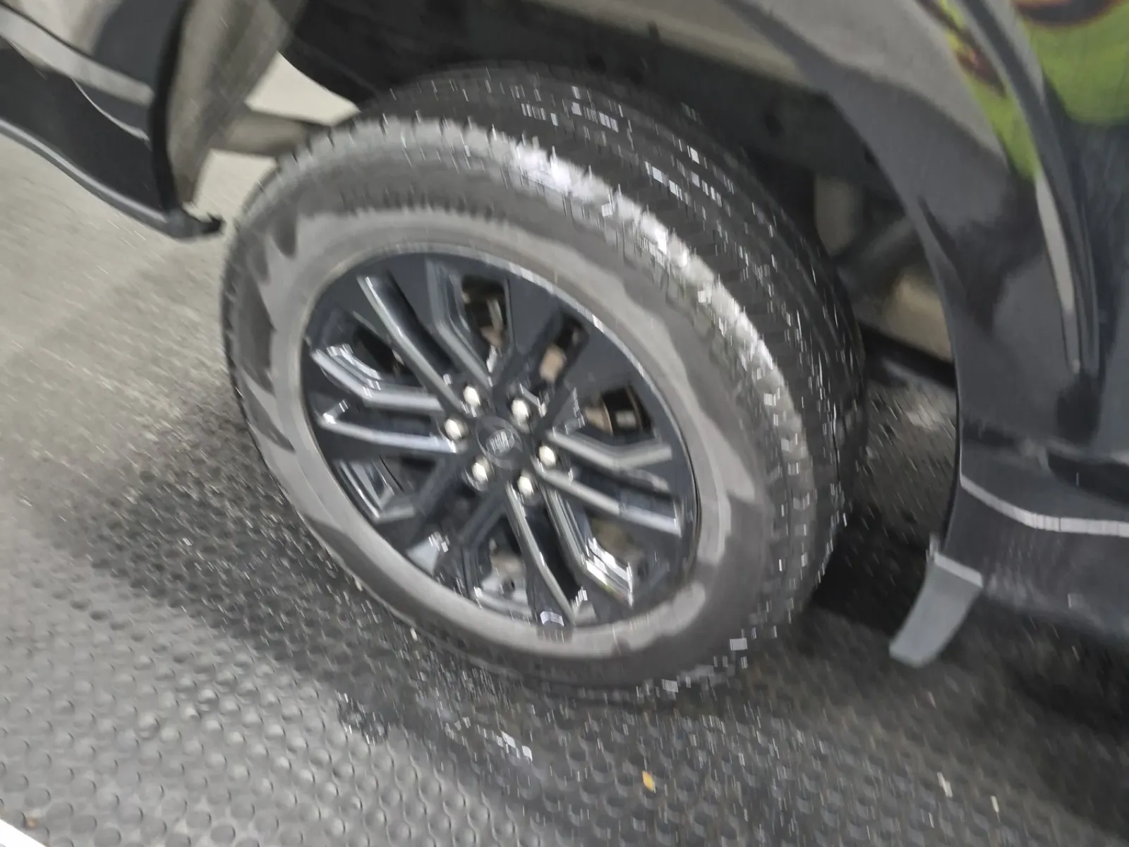 Right Rear Wheel/Tire Photo