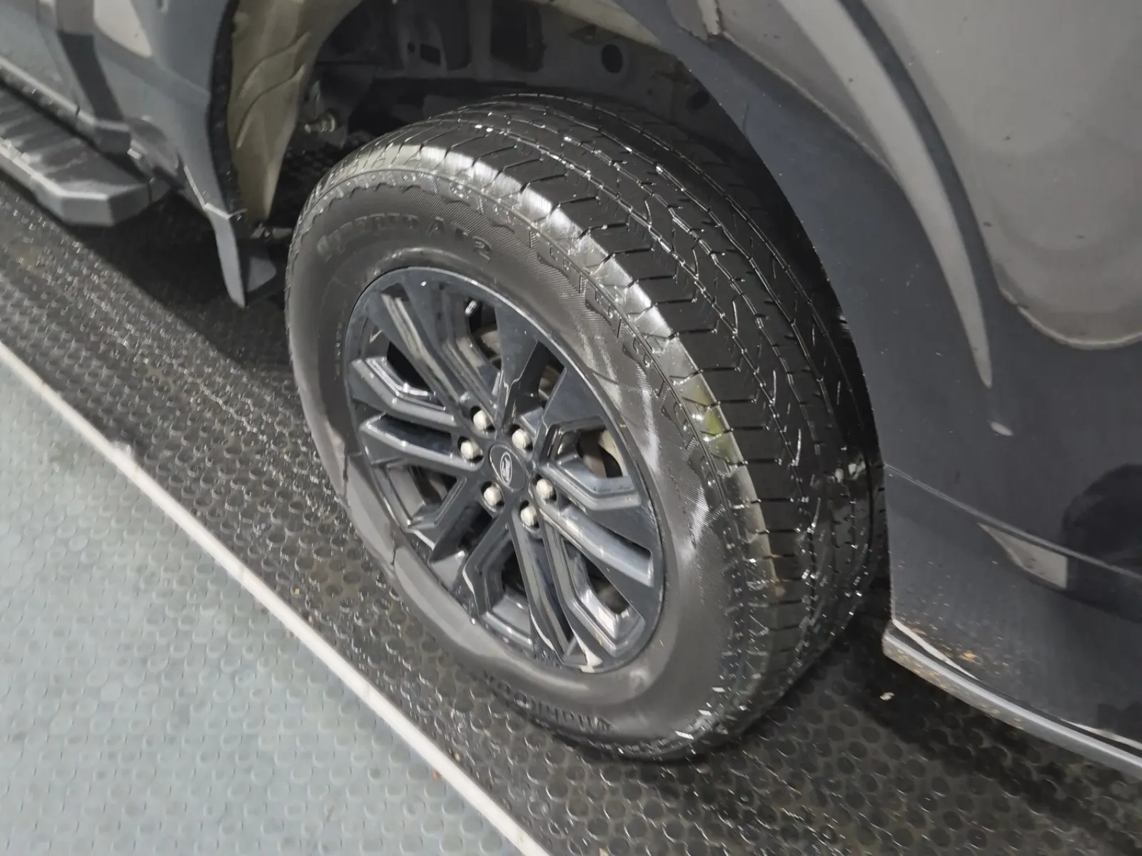Left Rear Wheel/Tire Photo
