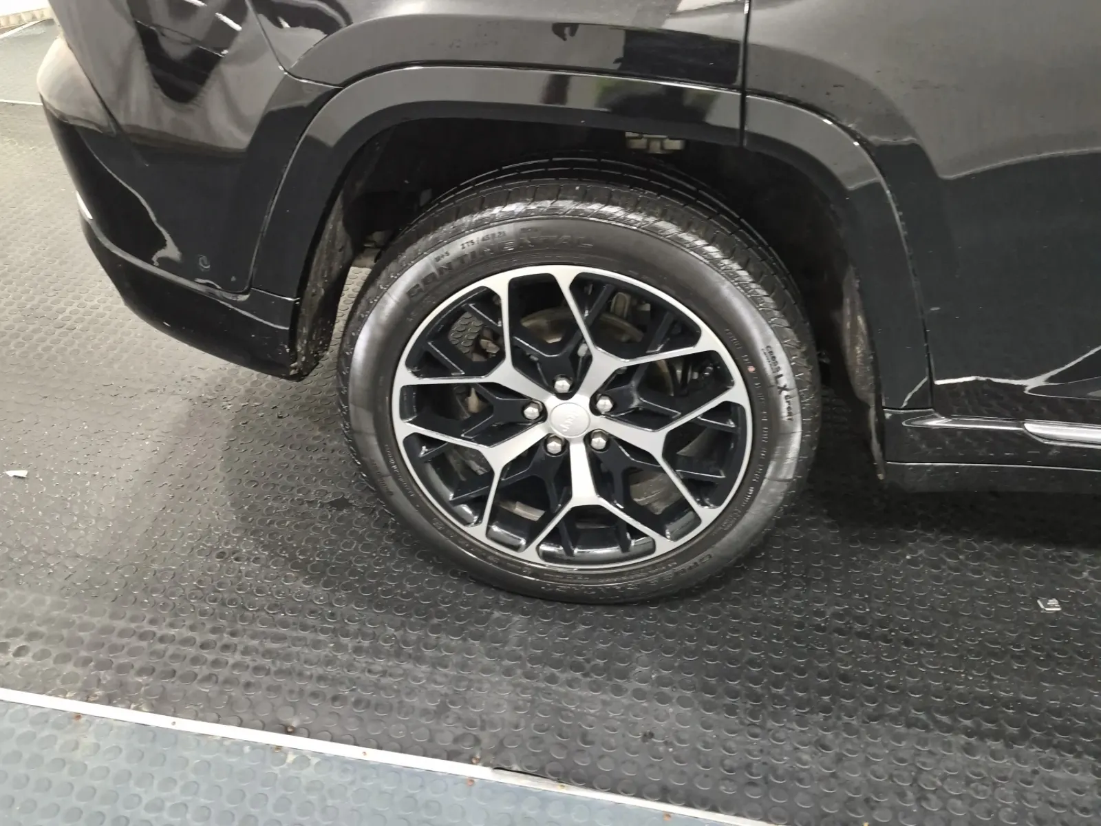 Right Rear Wheel/Tire Photo