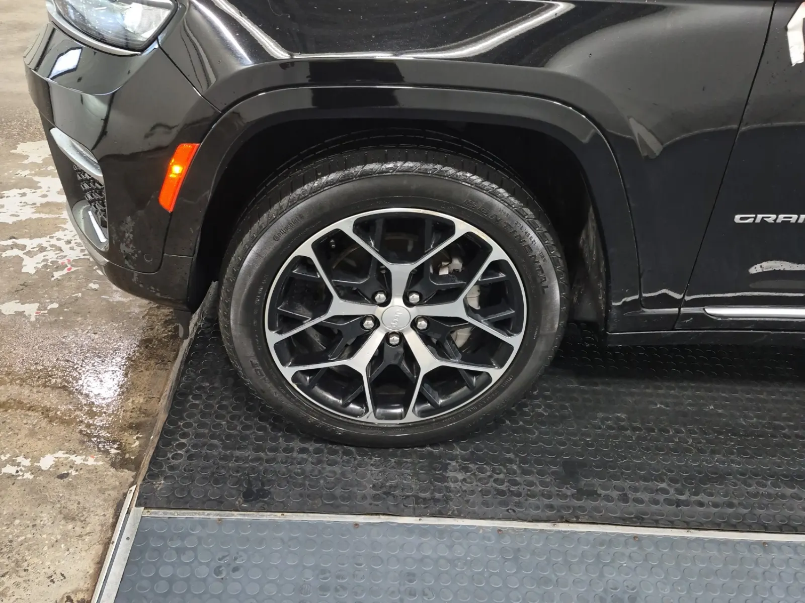 Front driver wheel/tire photo