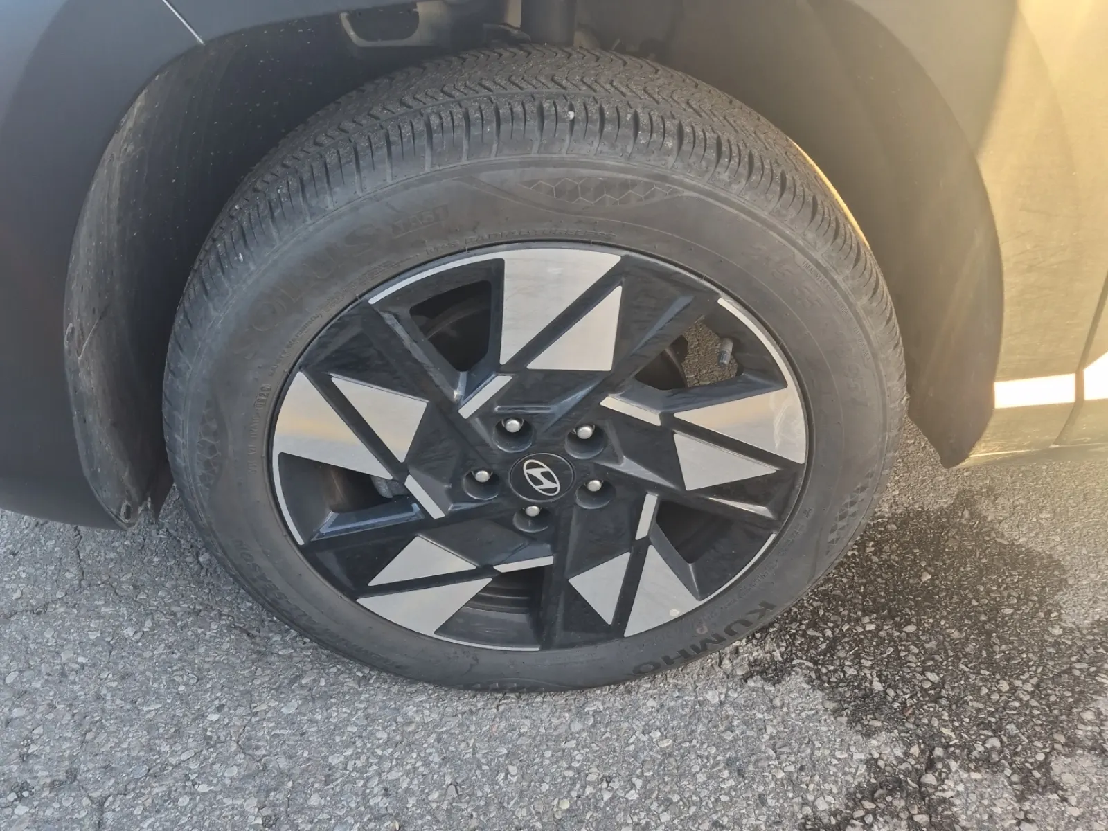 Front driver wheel/tire photo
