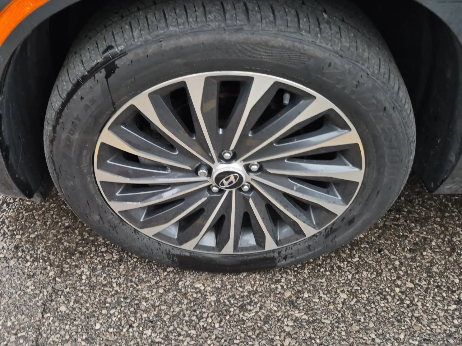 Front driver wheel/tire photo