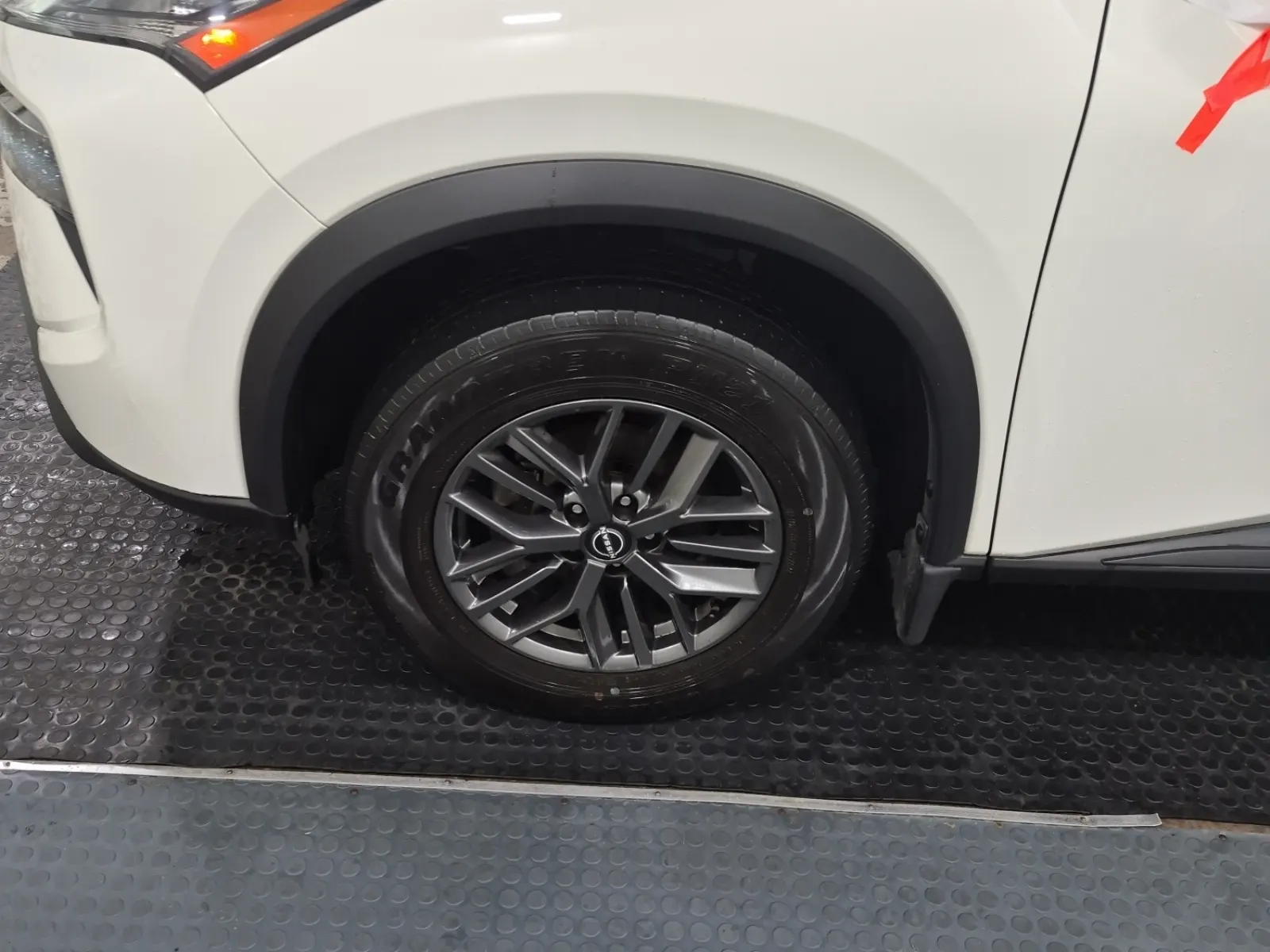 Front driver wheel/tire photo