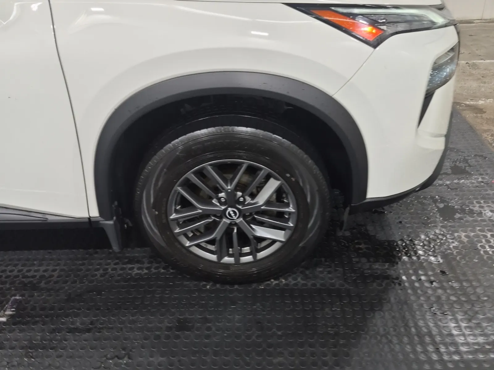 Right Front Wheel/Tire Photo