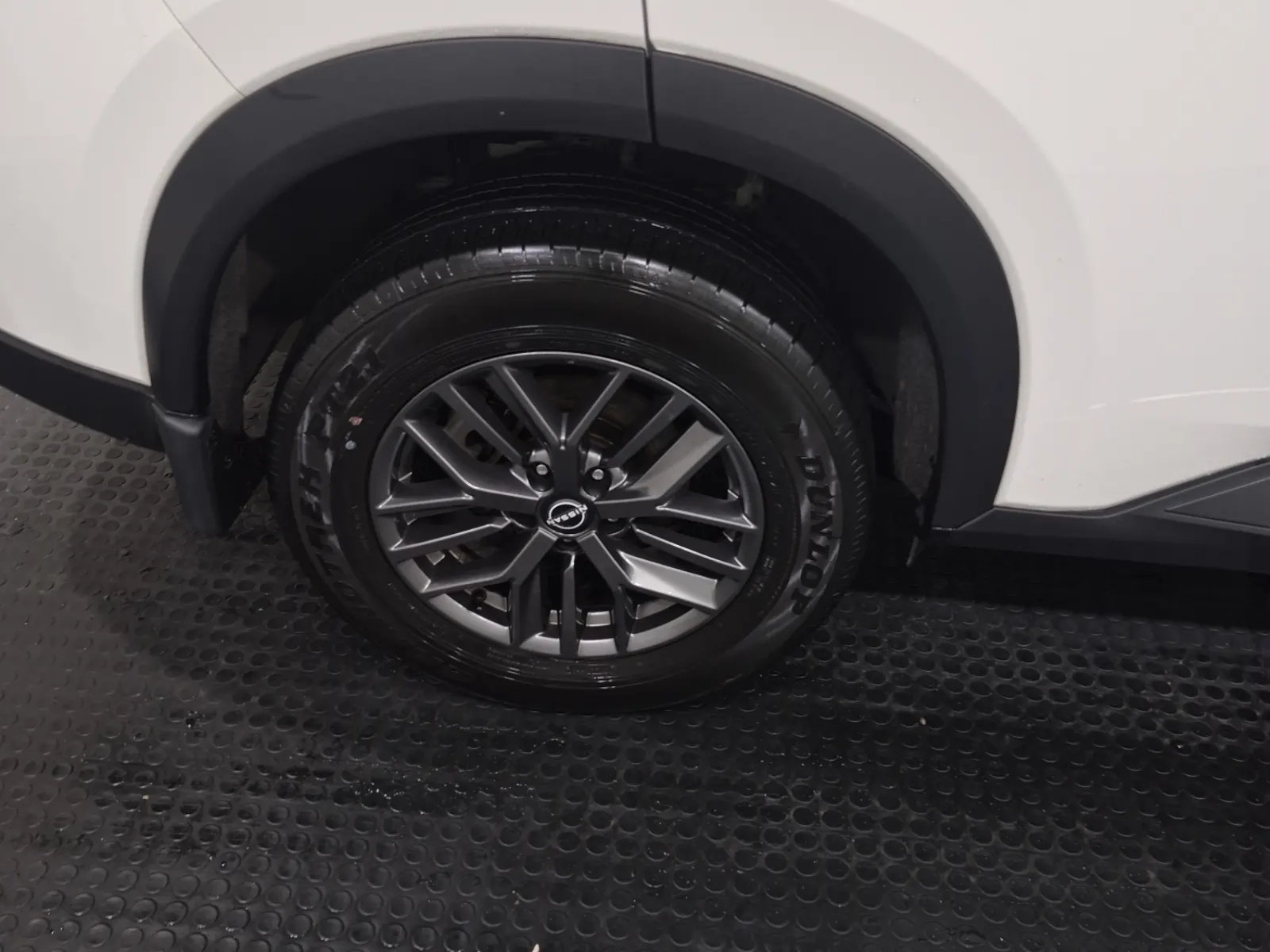 Right Rear Wheel/Tire Photo