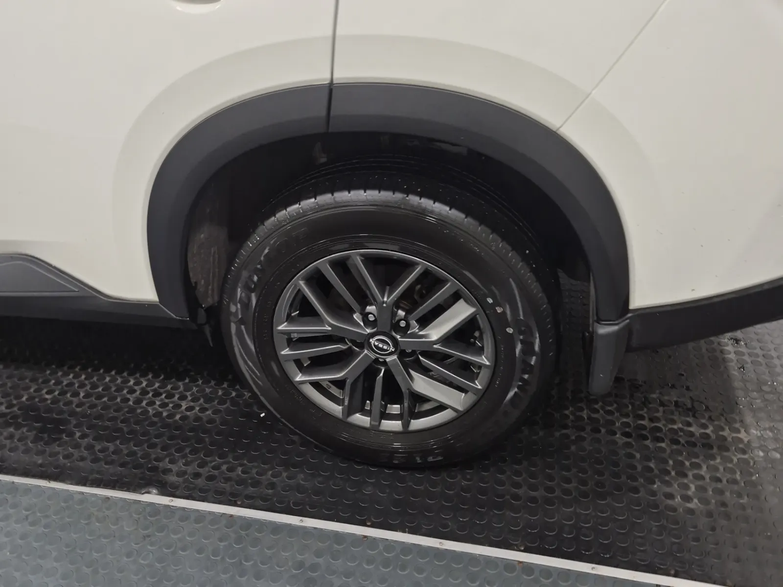 Left Rear Wheel/Tire Photo