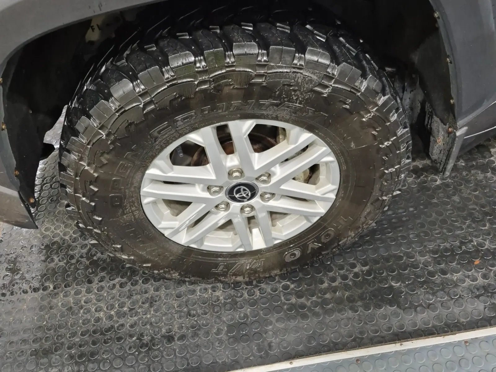 Front driver wheel/tire photo