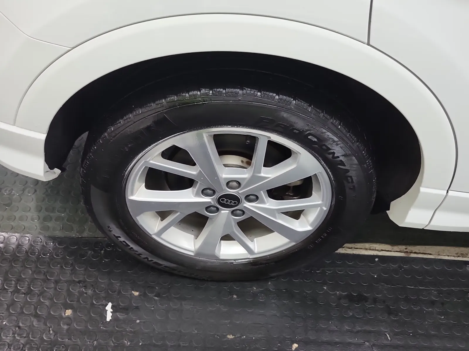Right Rear Wheel/Tire Photo