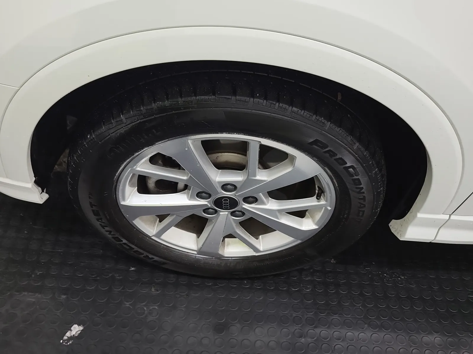 Front driver wheel/tire photo