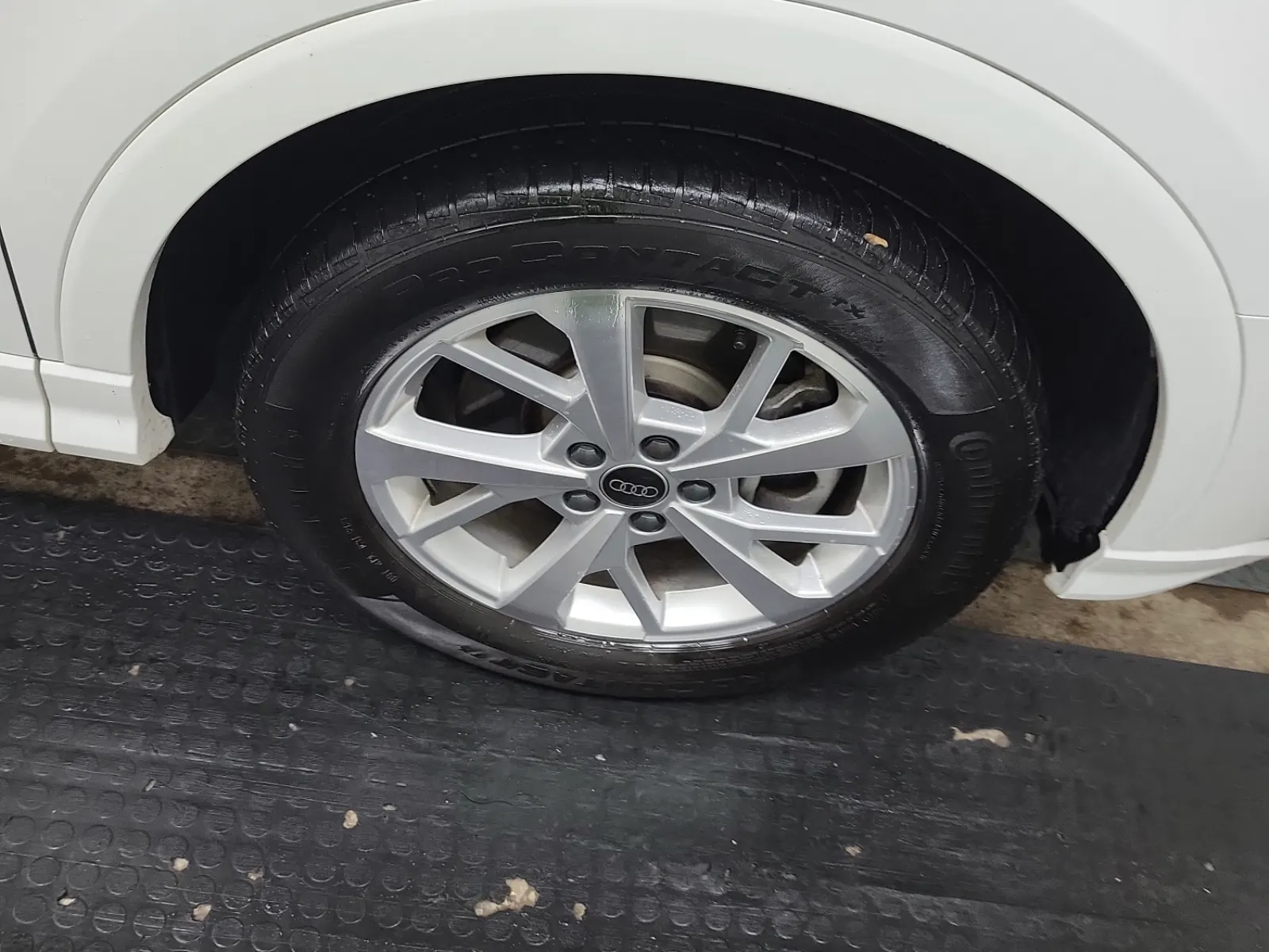 Right Front Wheel/Tire Photo