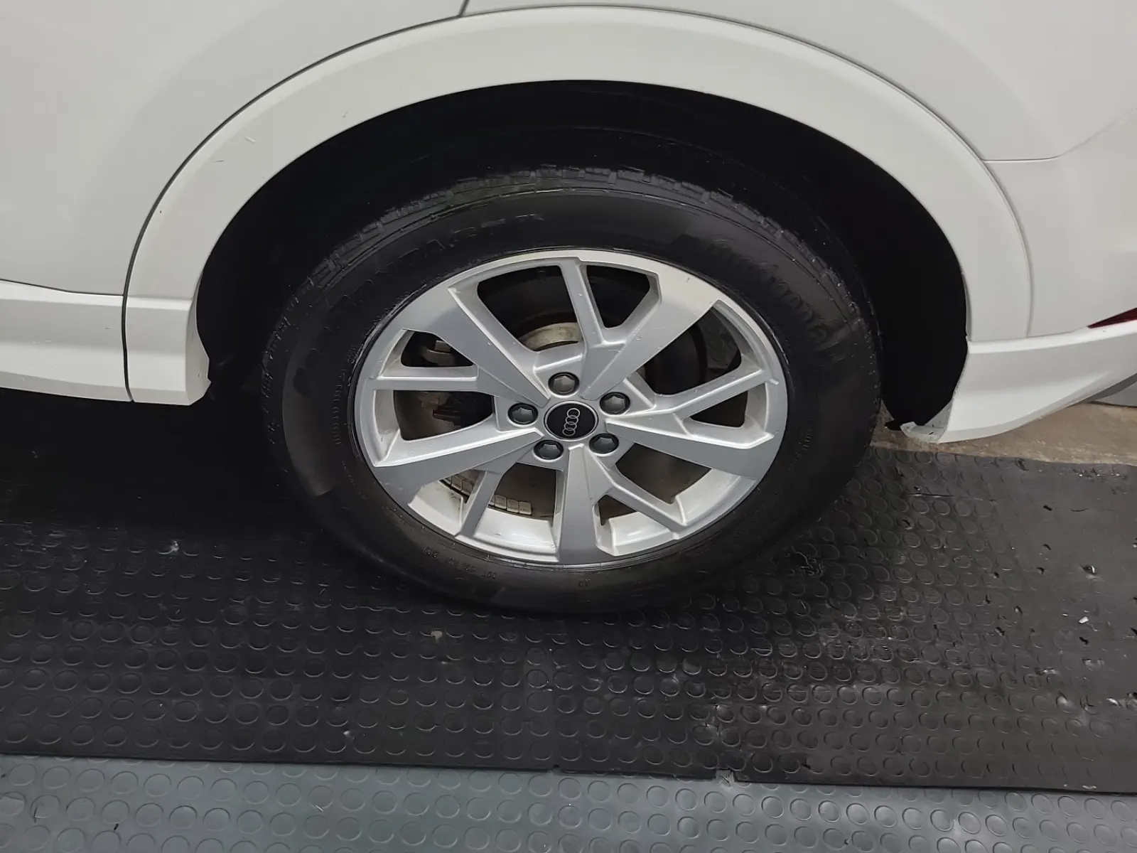Left Rear Wheel/Tire Photo
