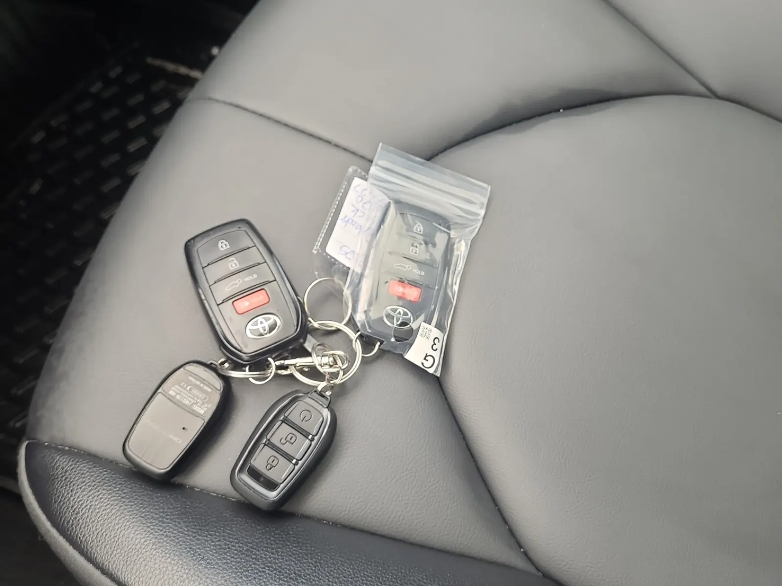 Keys/Fobs/Manual Photo