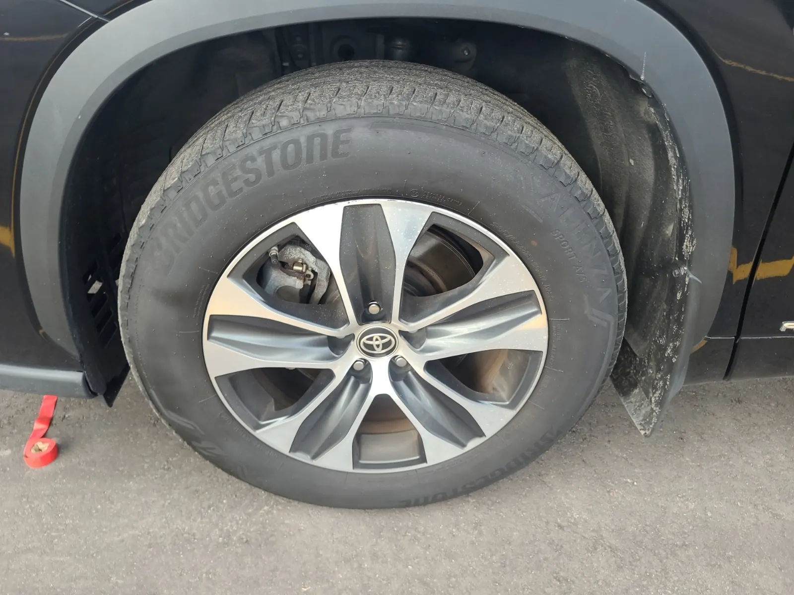 Front driver wheel/tire photo