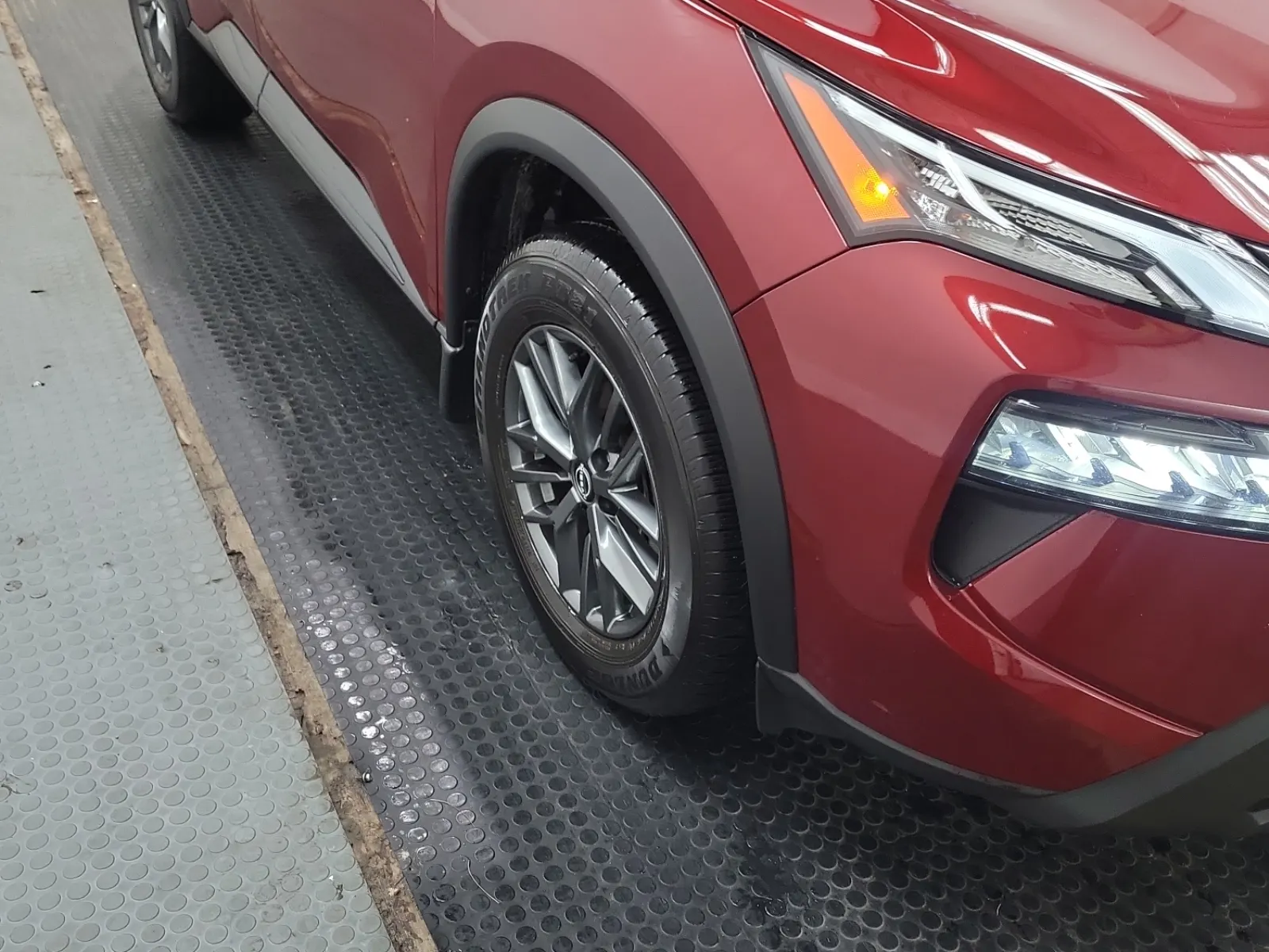 Right Front Wheel/Tire Photo