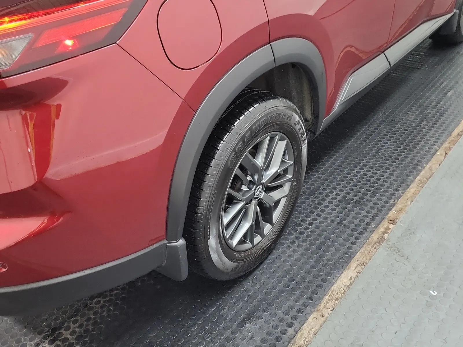 Right Rear Wheel/Tire Photo
