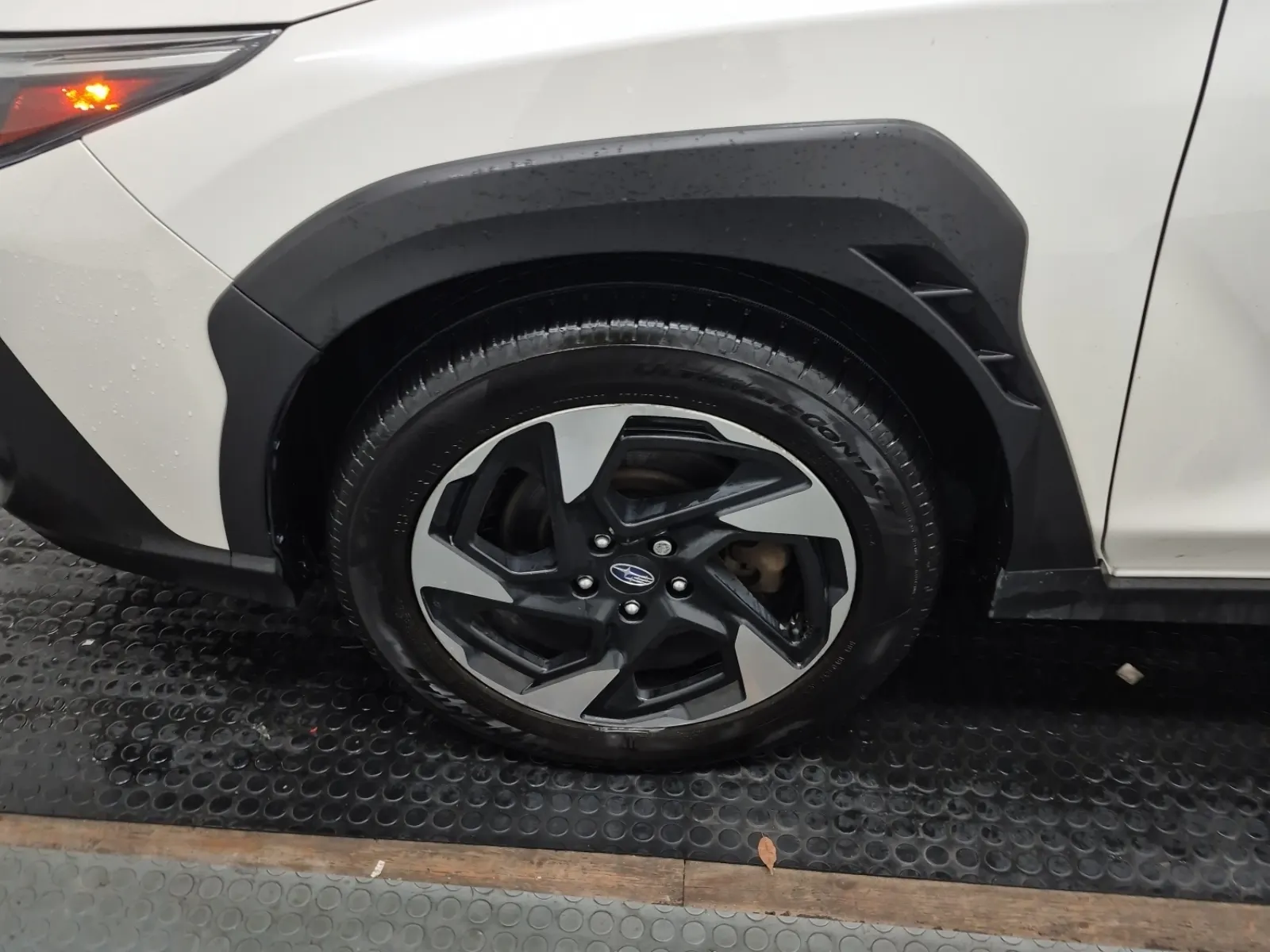 Front driver wheel/tire photo
