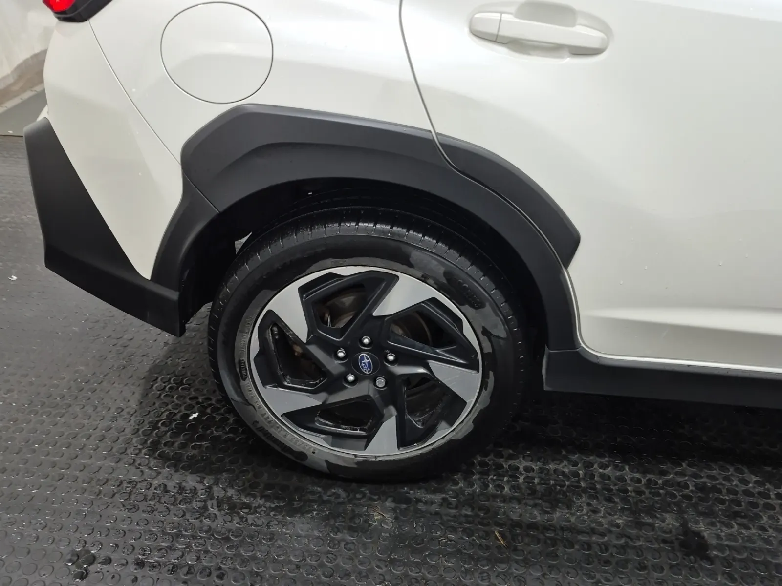 Right Rear Wheel/Tire Photo