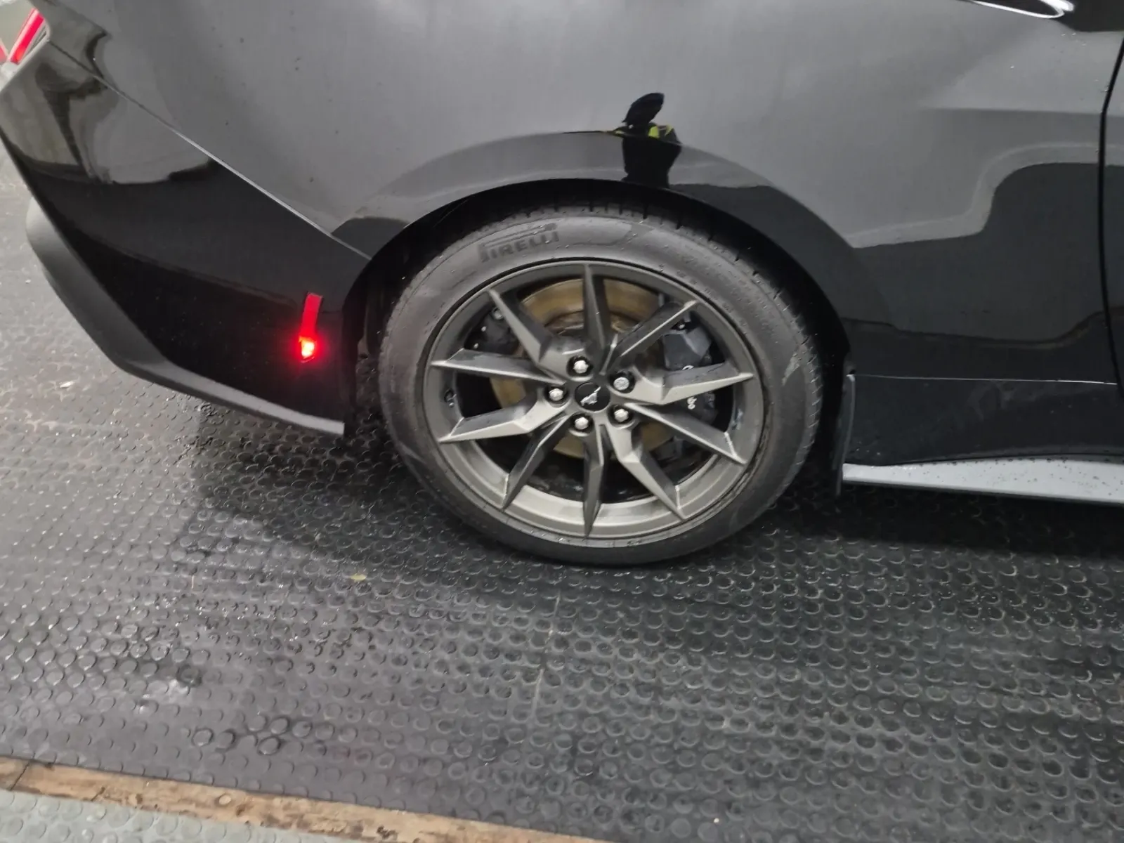 Right Rear Wheel/Tire Photo