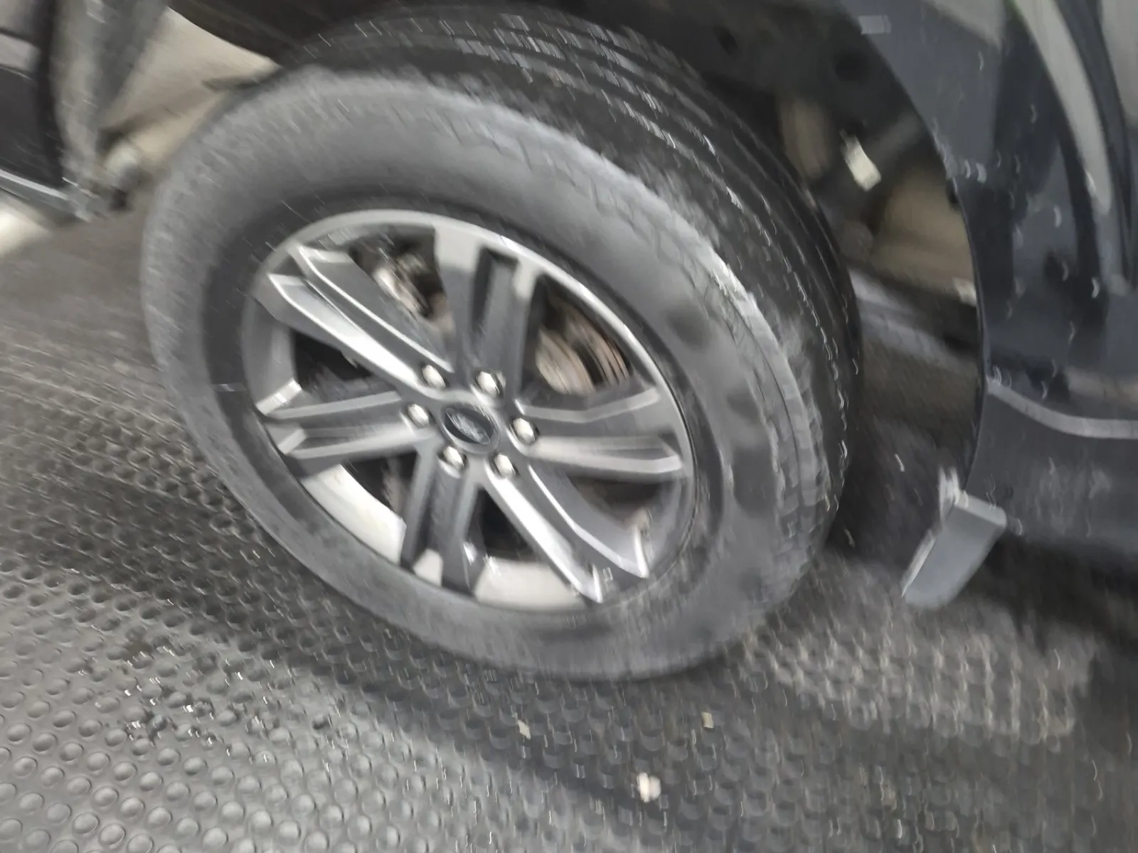 Right Rear Wheel/Tire Photo