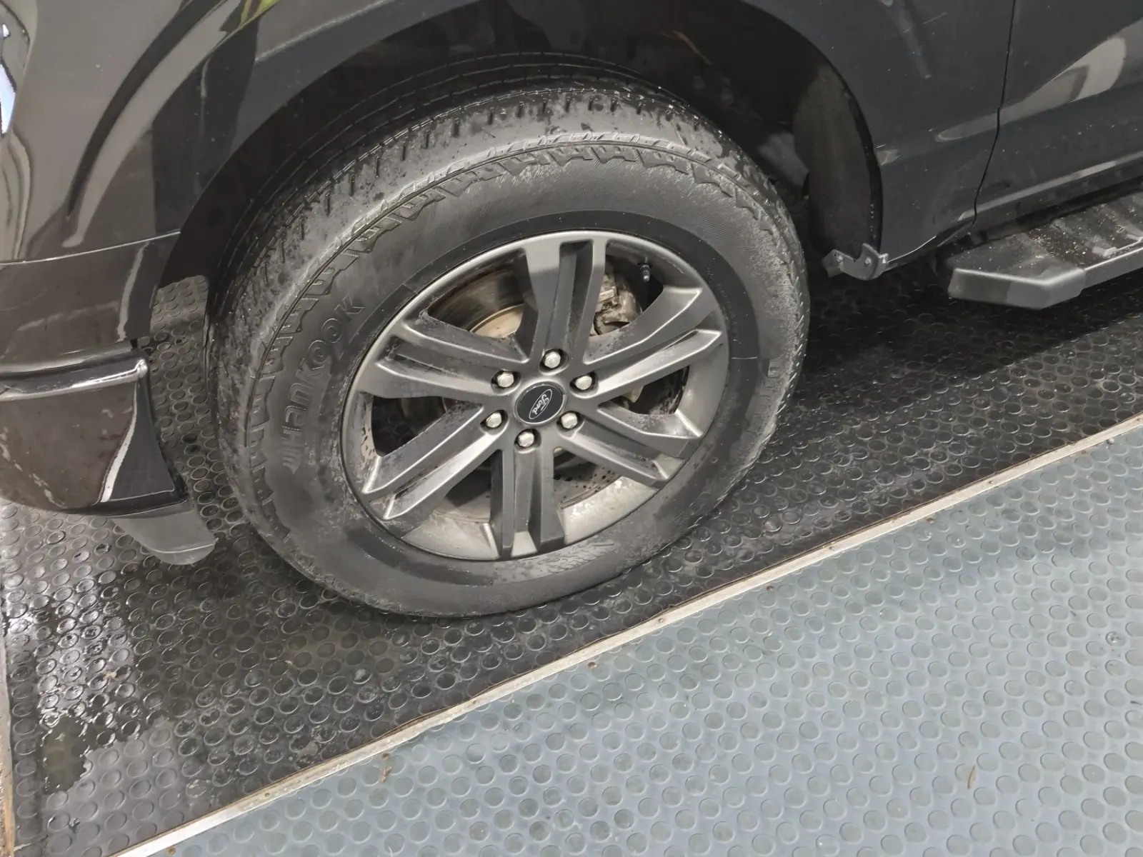 Front driver wheel/tire photo