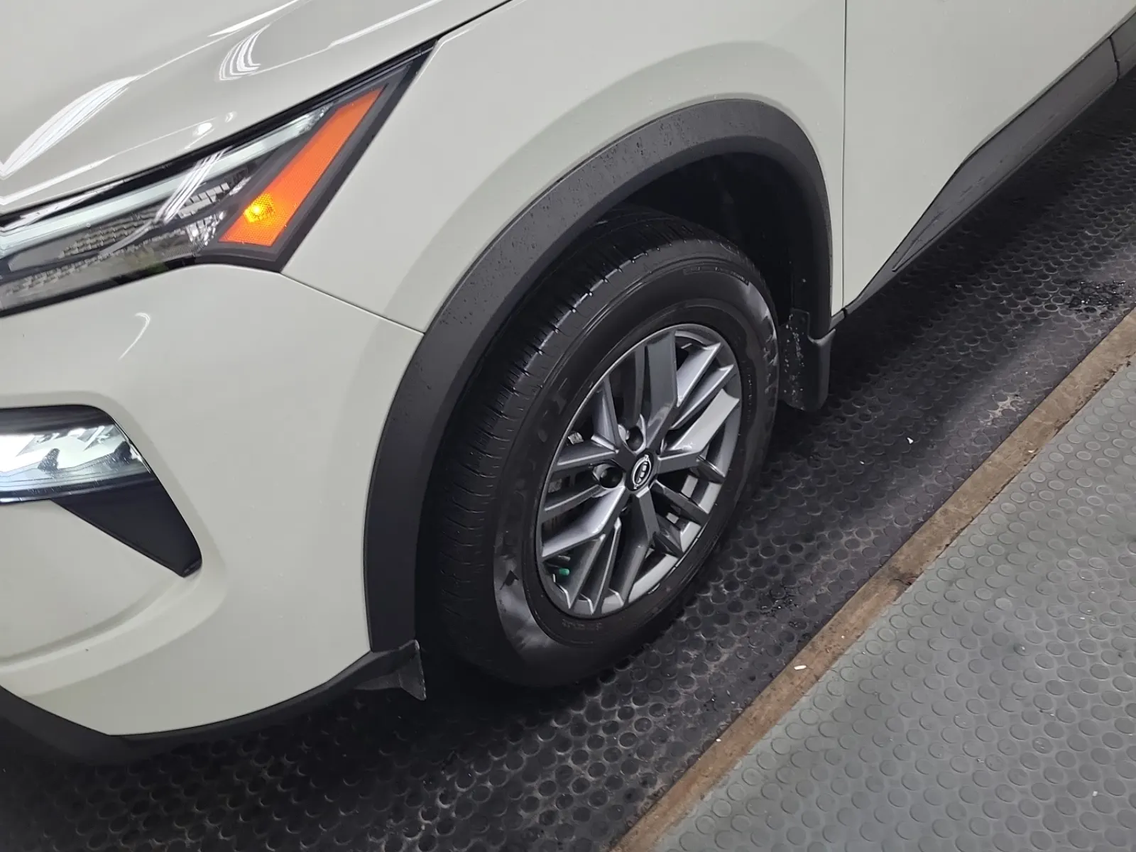 Front driver wheel/tire photo