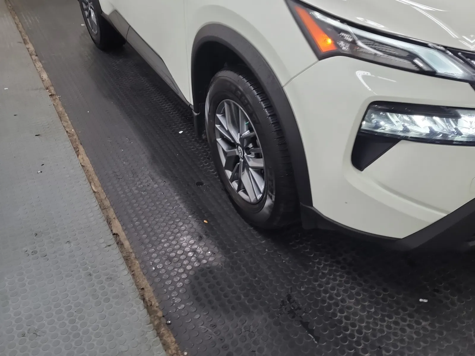 Right Front Wheel/Tire Photo