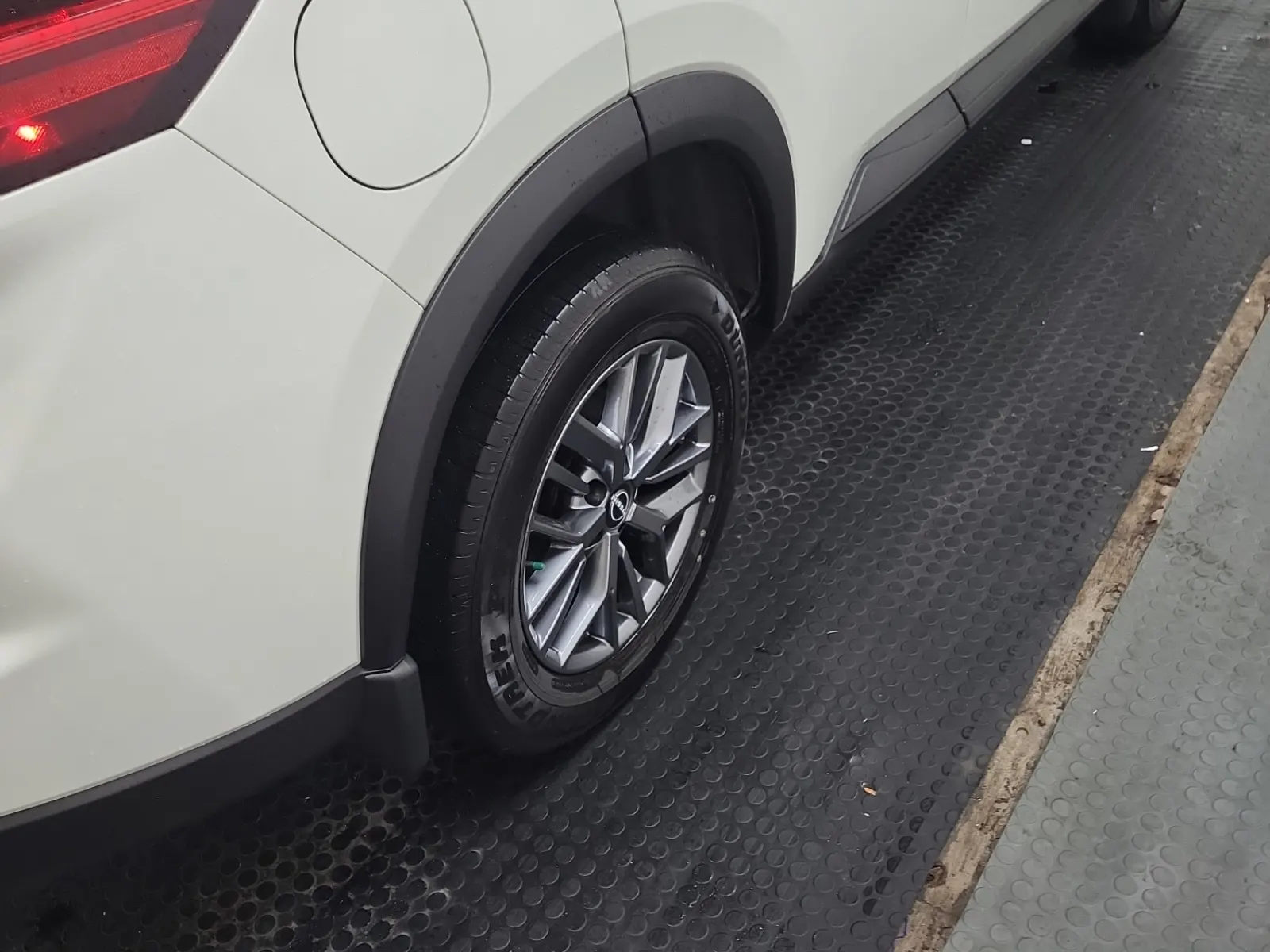 Right Rear Wheel/Tire Photo