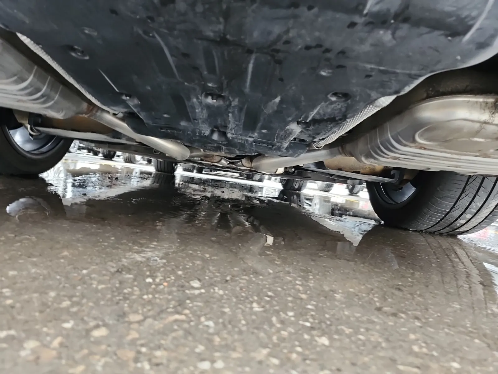 Undercarriage - Rear Photo