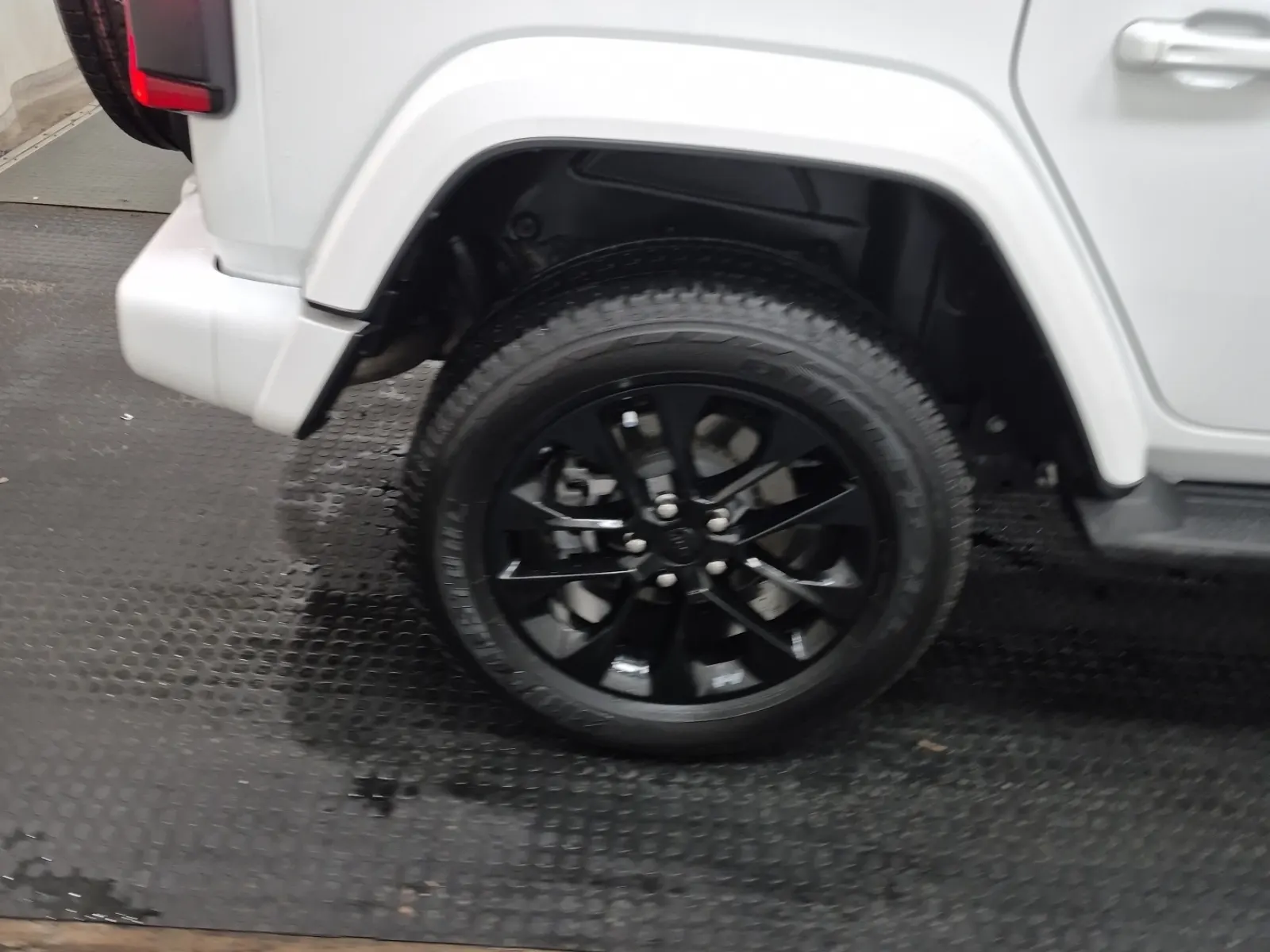 Right Rear Wheel/Tire Photo