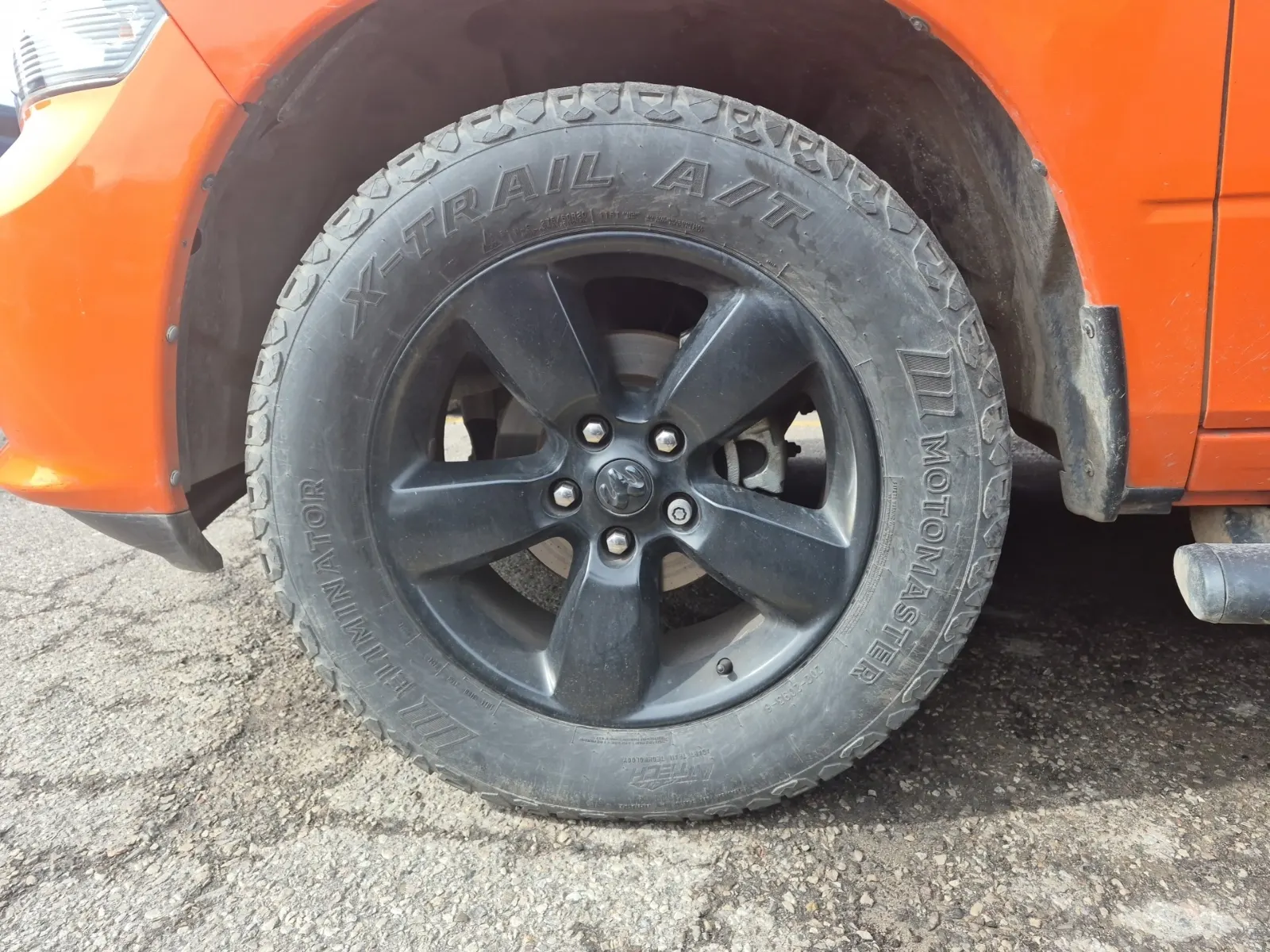 Front driver wheel/tire photo
