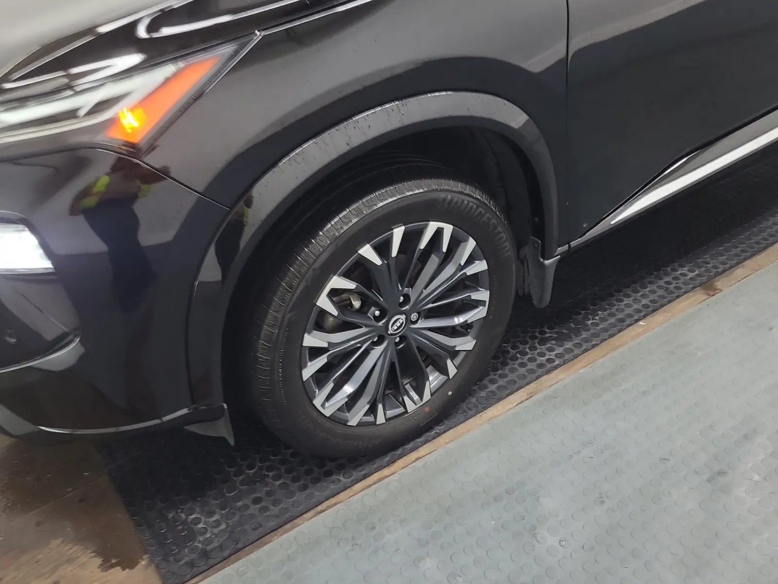 Front driver wheel/tire photo