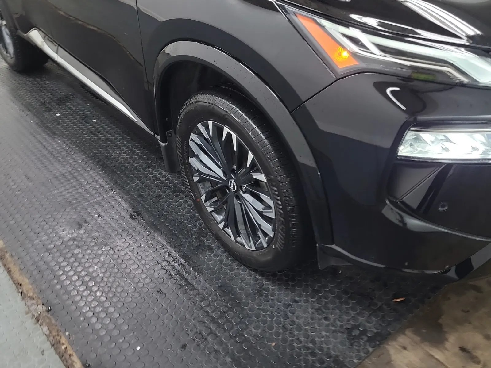 Right Front Wheel/Tire Photo