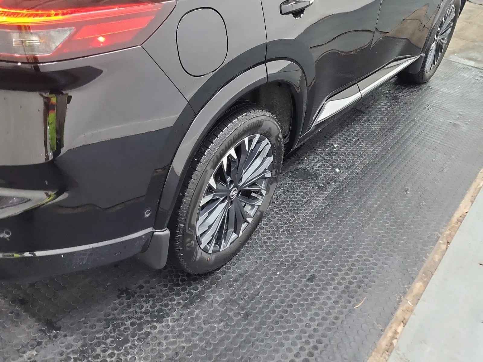 Right Rear Wheel/Tire Photo