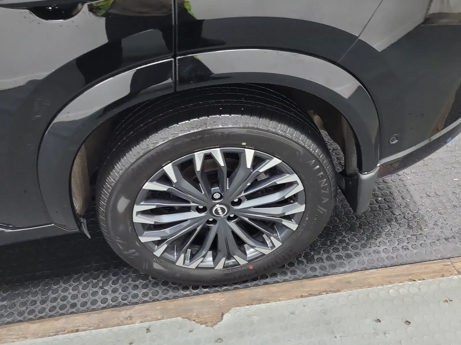 Left Rear Wheel/Tire Photo