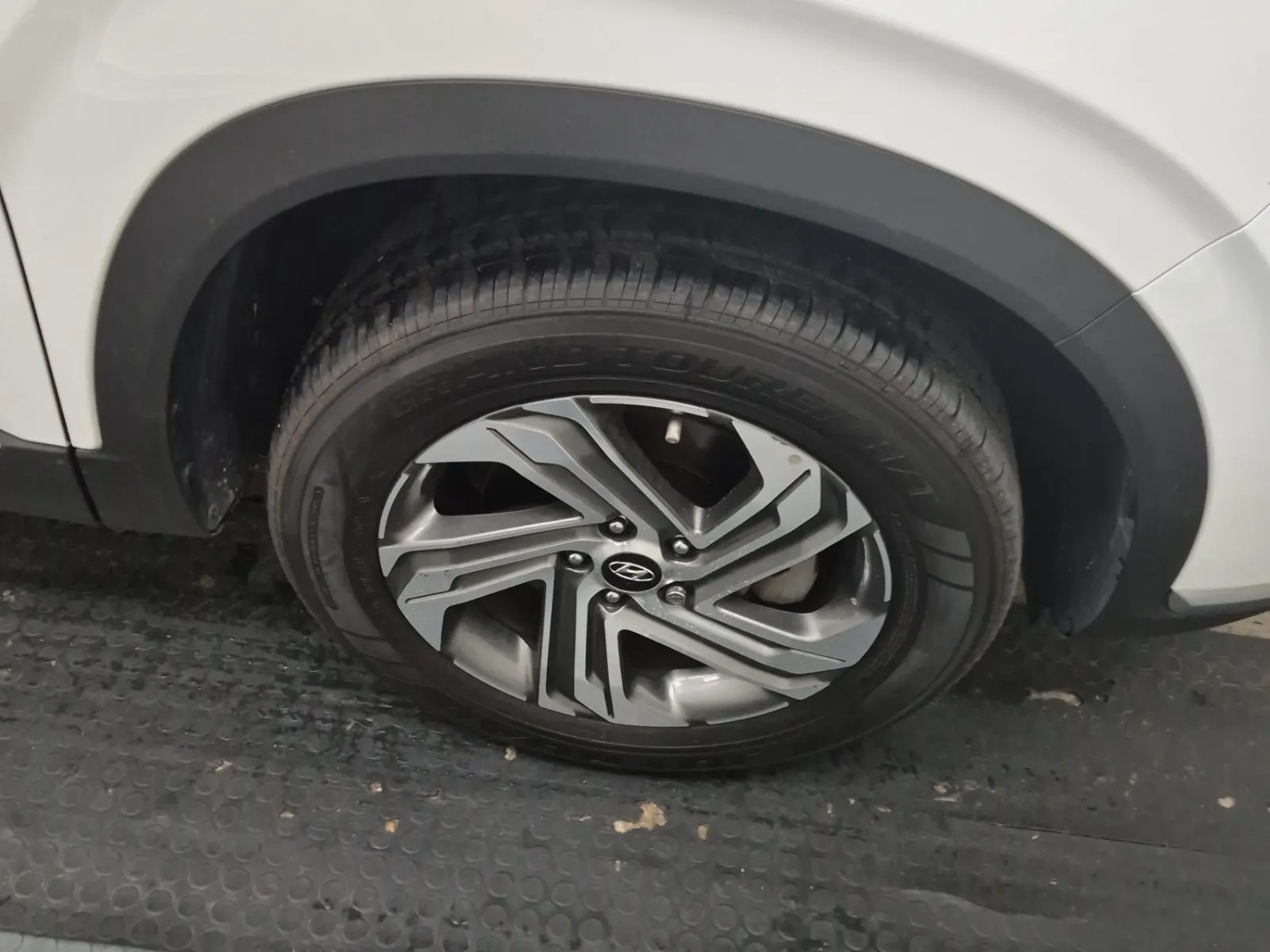 Right Front Wheel/Tire Photo