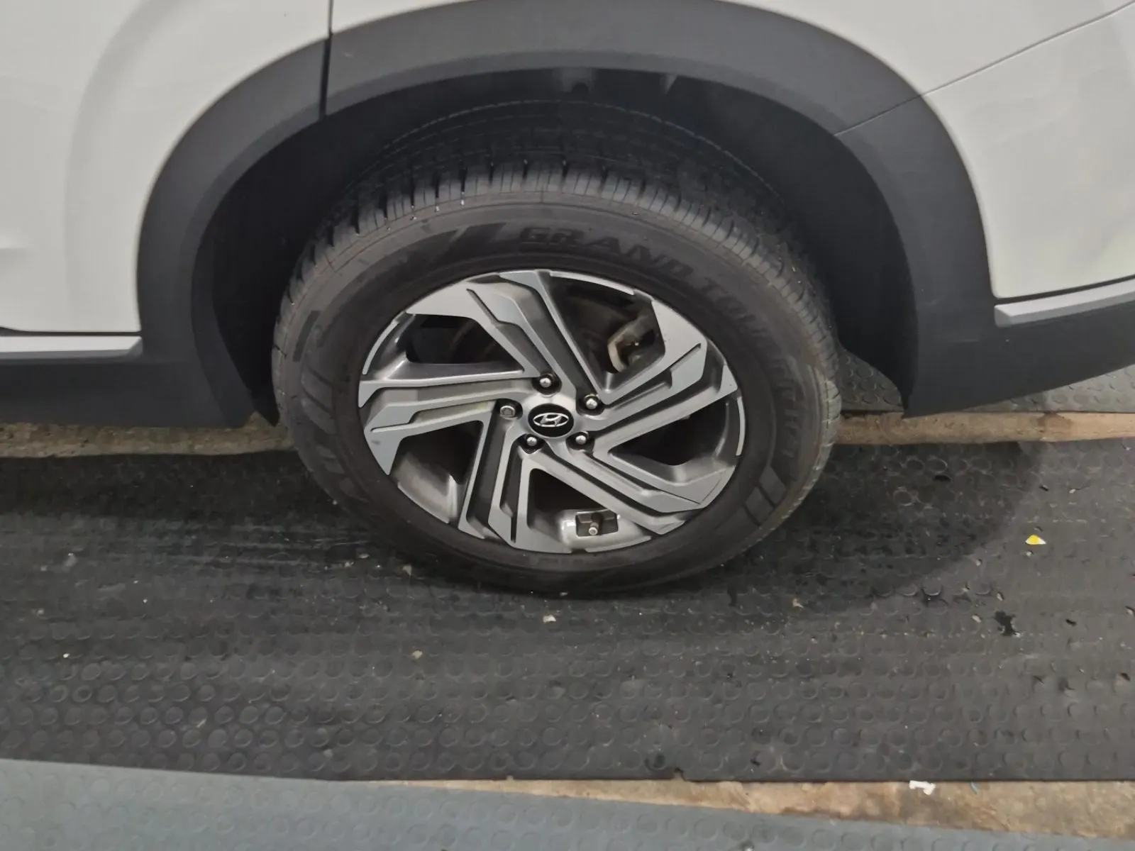 Left Rear Wheel/Tire Photo