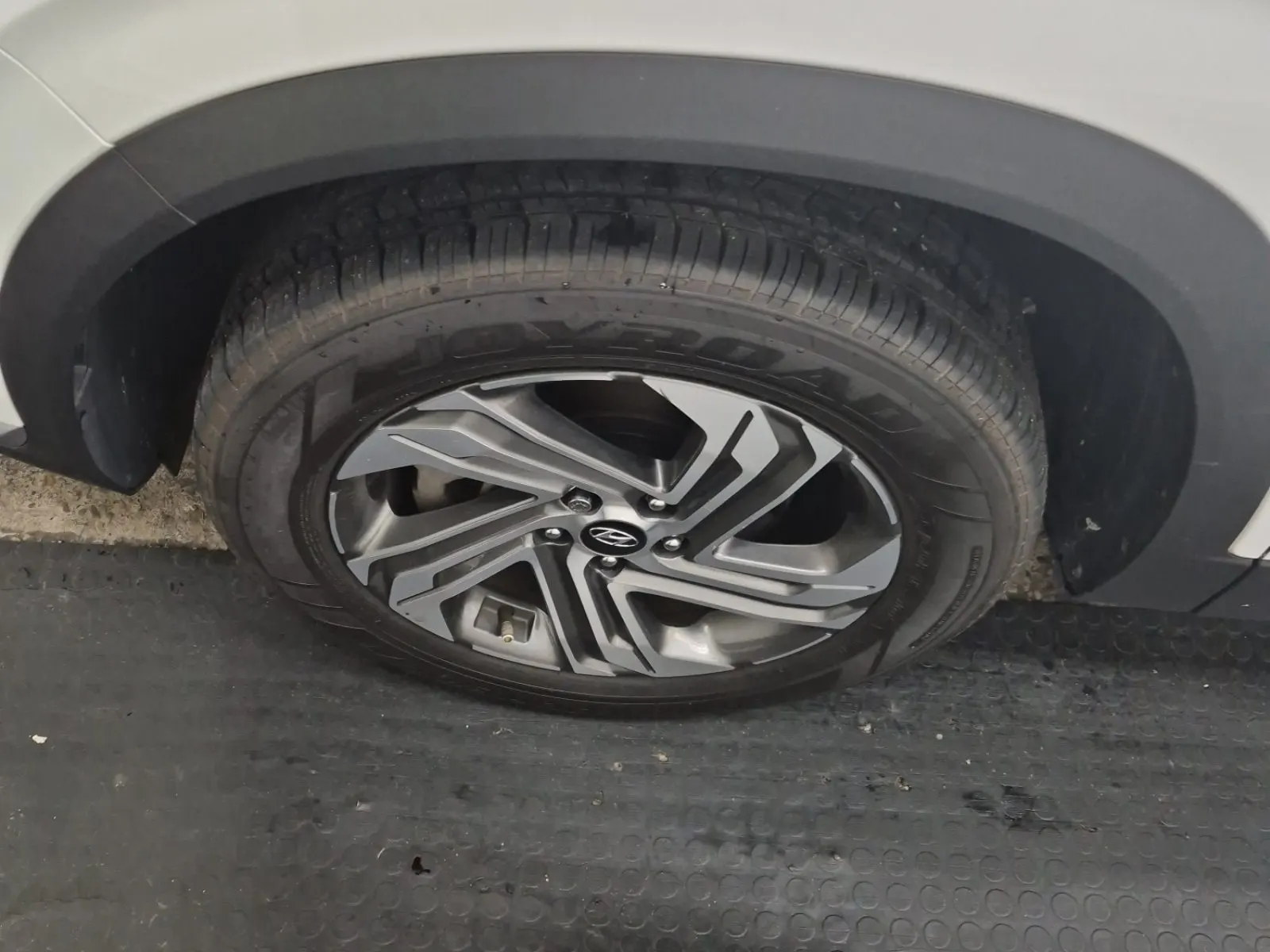 Front driver wheel/tire photo