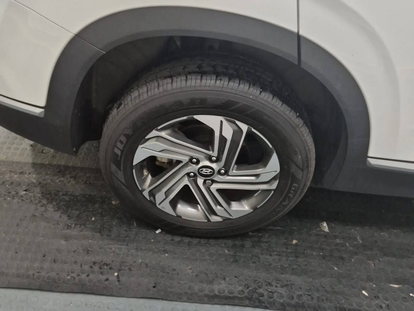 Right Rear Wheel/Tire Photo