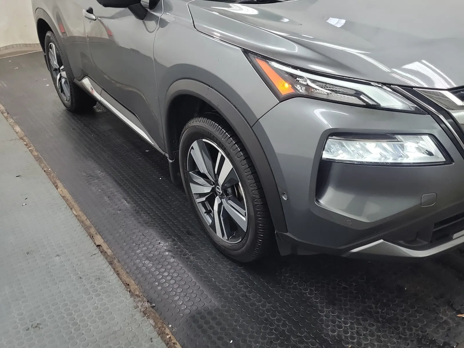 Right Front Wheel/Tire Photo