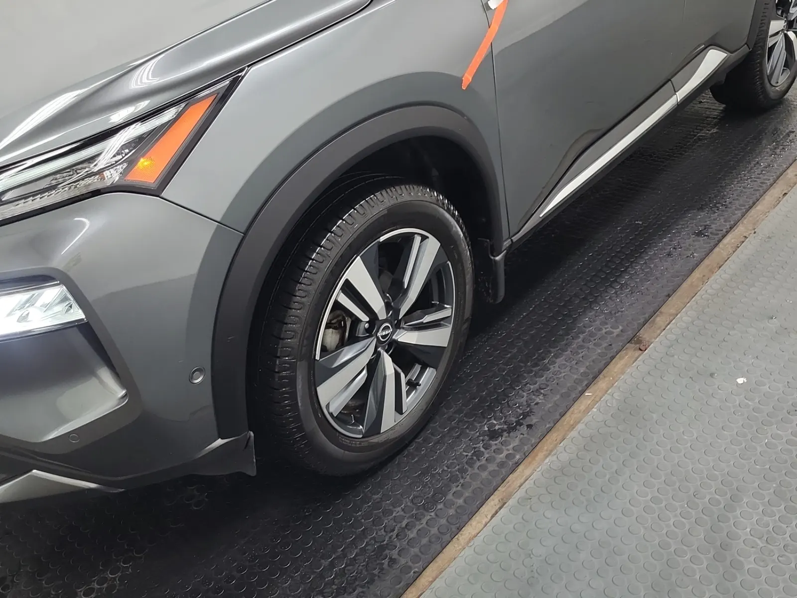 Front driver wheel/tire photo