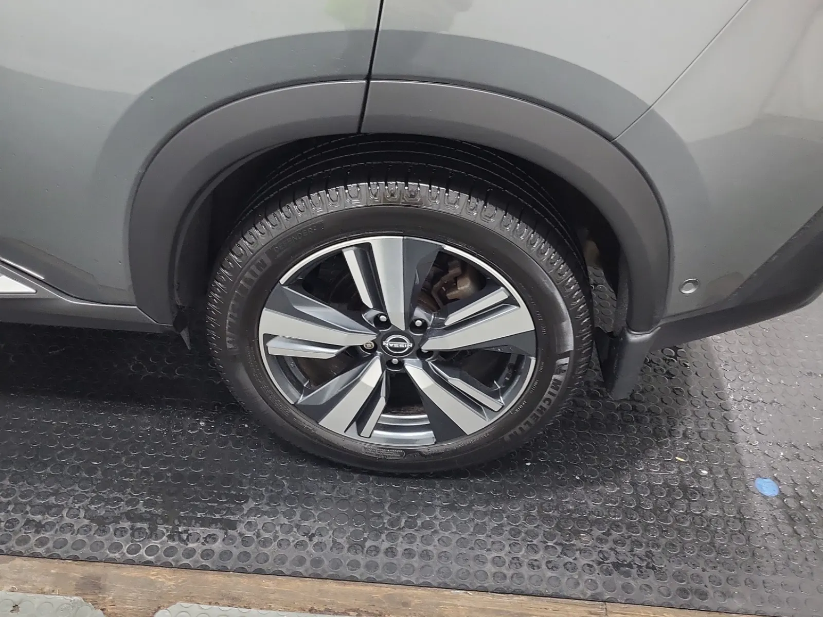 Left Rear Wheel/Tire Photo