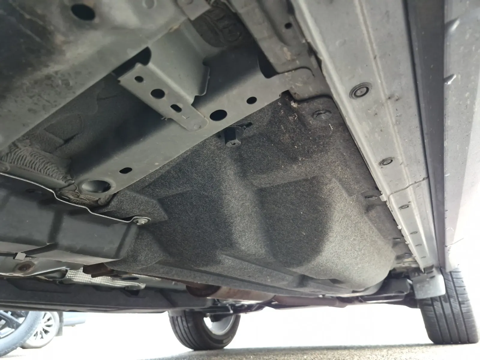 Undercarriage - Driver Photo