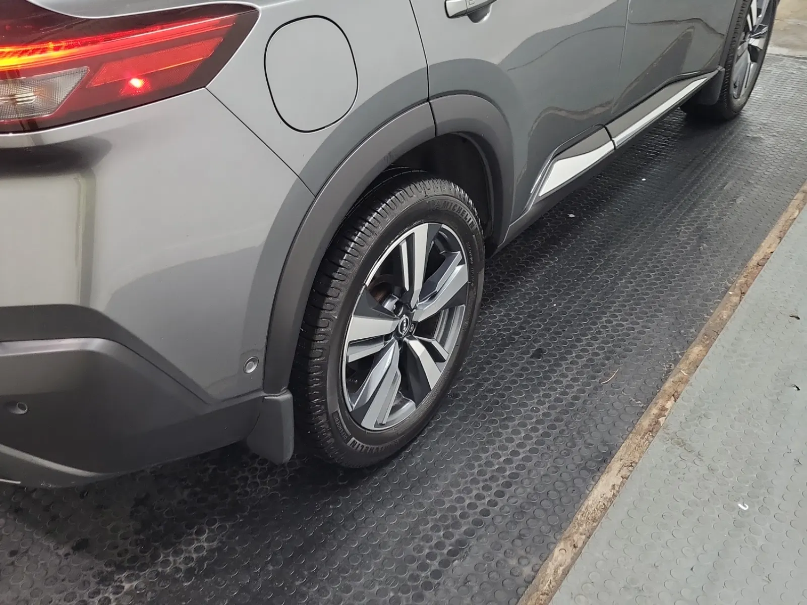 Right Rear Wheel/Tire Photo
