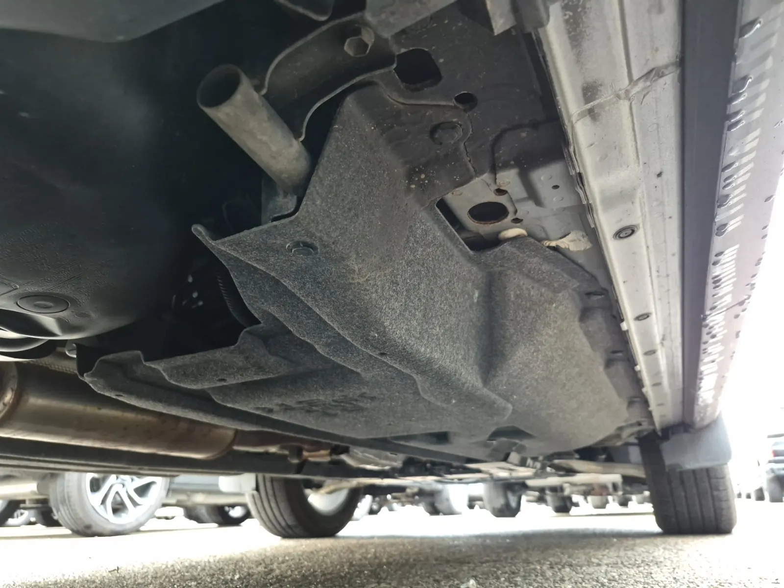 Undercarriage - Passenger Photo