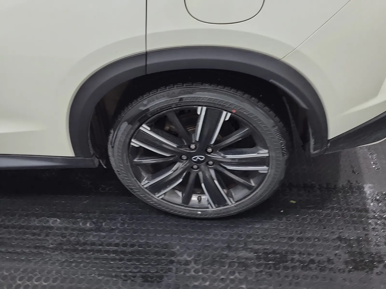 Left Rear Wheel/Tire Photo