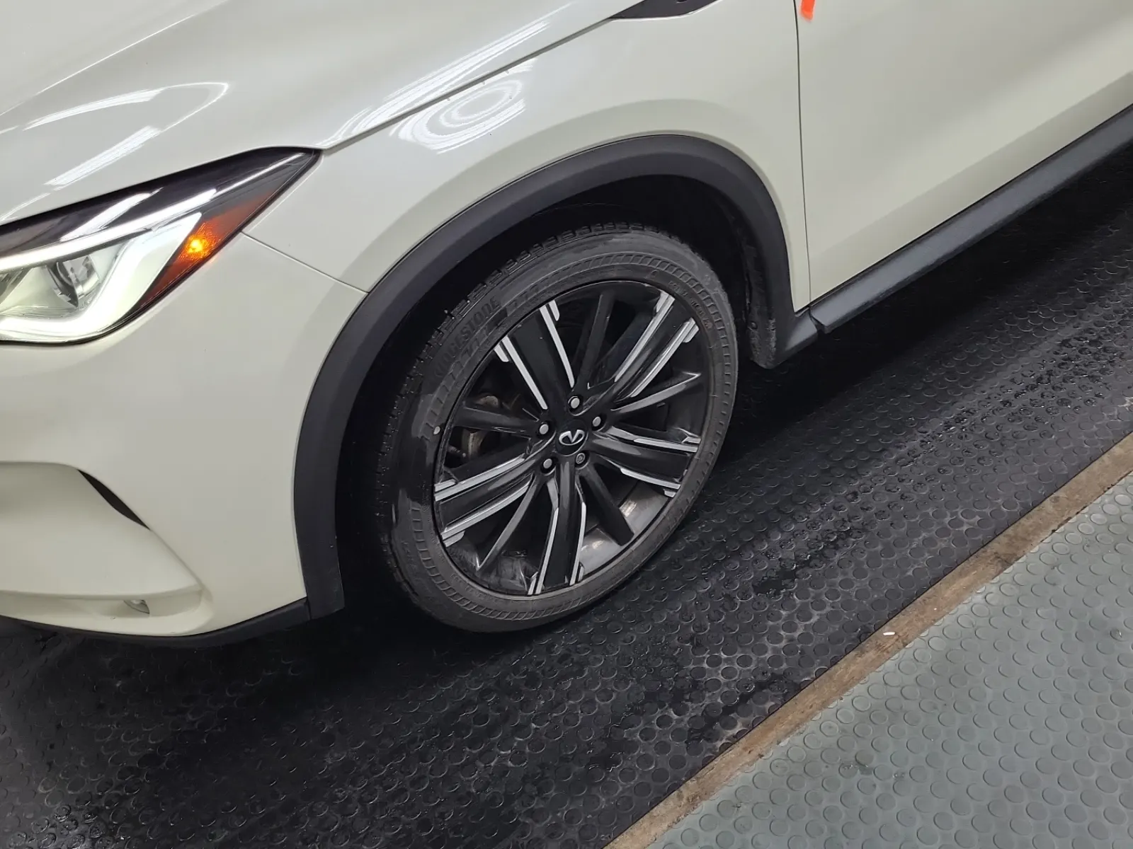 Front driver wheel/tire photo